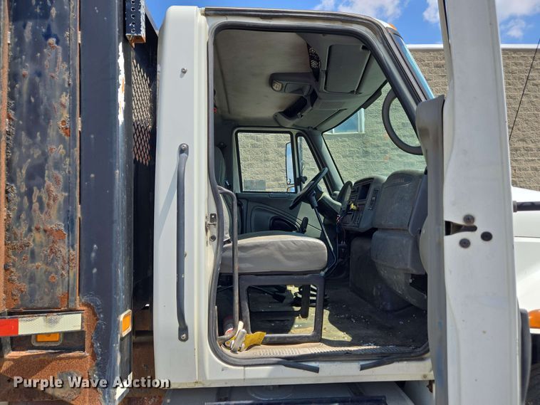 image for item EC4229 2006 International 4300 flatbed truck