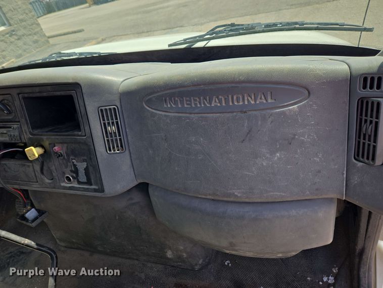 image for item EC4229 2006 International 4300 flatbed truck