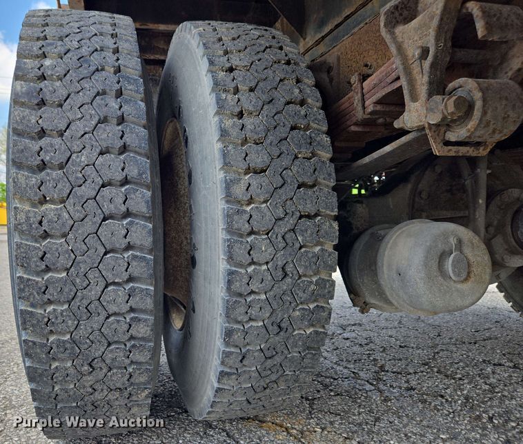 image for item EC4229 2006 International 4300 flatbed truck