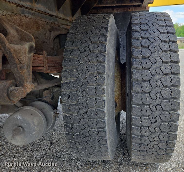 image for item EC4229 2006 International 4300 flatbed truck