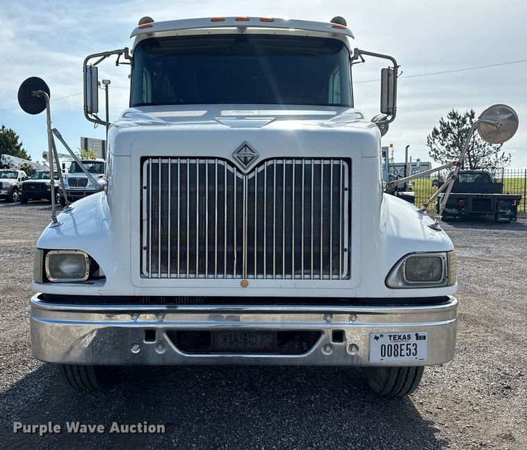 image for item EG5810 2003 International 9400i semi truck