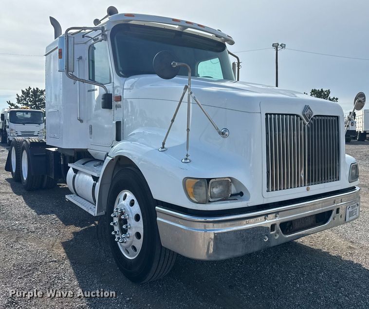 image for item EG5810 2003 International 9400i semi truck