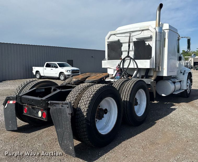 image for item EG5810 2003 International 9400i semi truck