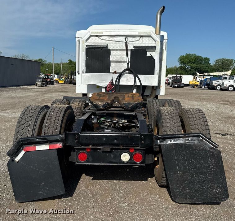 image for item EG5810 2003 International 9400i semi truck