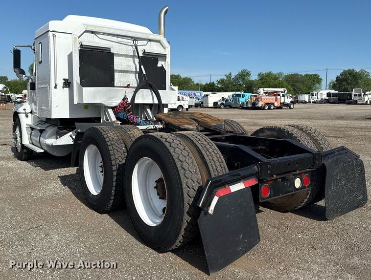 image for item EG5810 2003 International 9400i semi truck