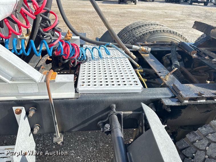 image for item EG5810 2003 International 9400i semi truck