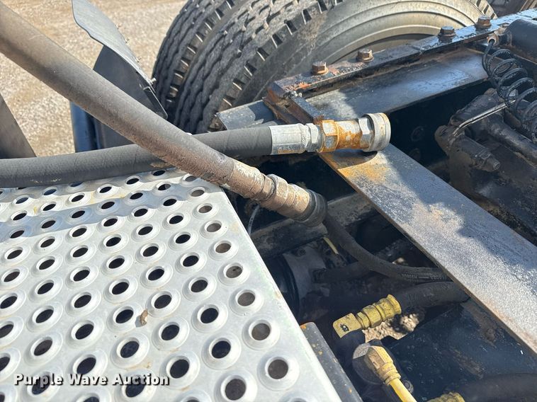 image for item EG5810 2003 International 9400i semi truck