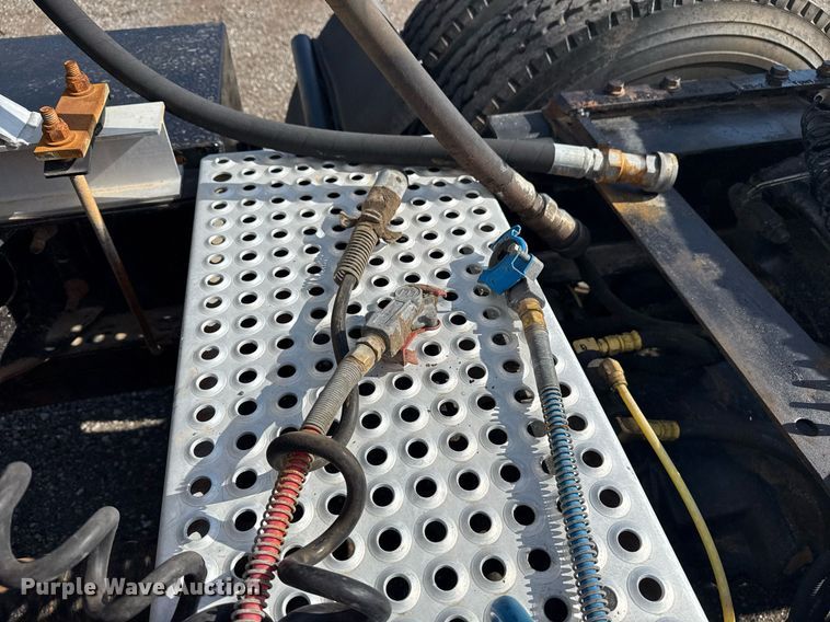 image for item EG5810 2003 International 9400i semi truck