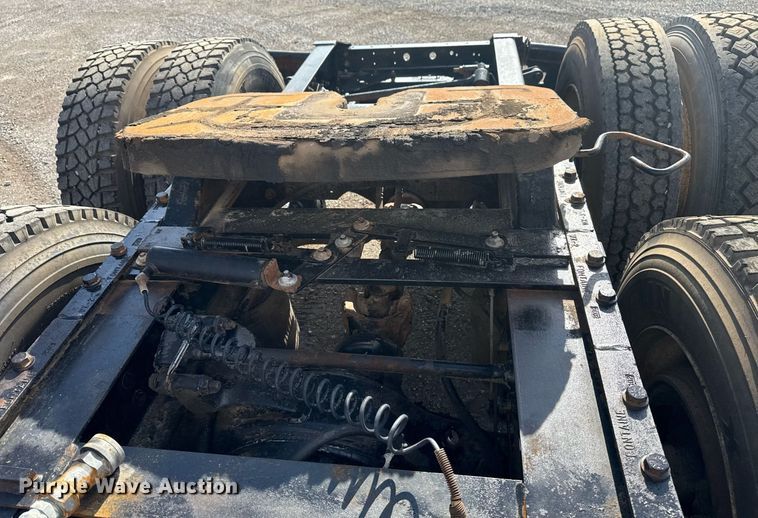 image for item EG5810 2003 International 9400i semi truck