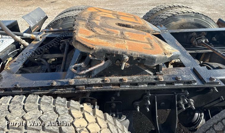 image for item EG5810 2003 International 9400i semi truck