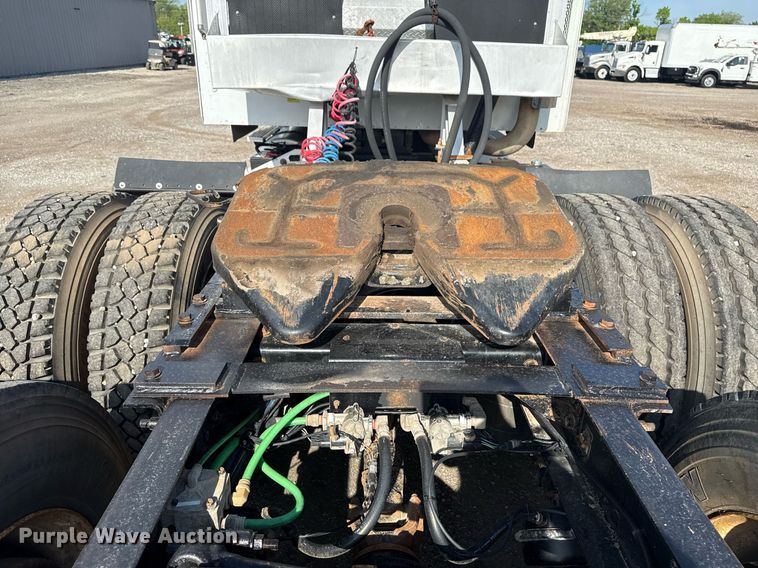 image for item EG5810 2003 International 9400i semi truck