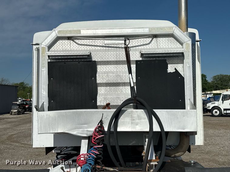 image for item EG5810 2003 International 9400i semi truck