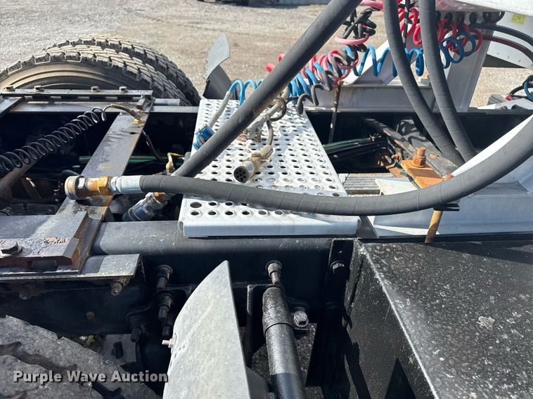 image for item EG5810 2003 International 9400i semi truck