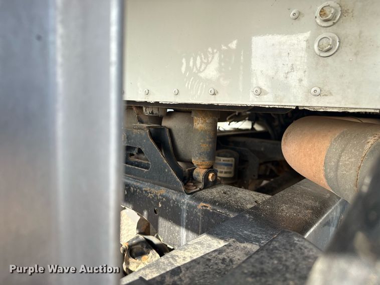 image for item EG5810 2003 International 9400i semi truck