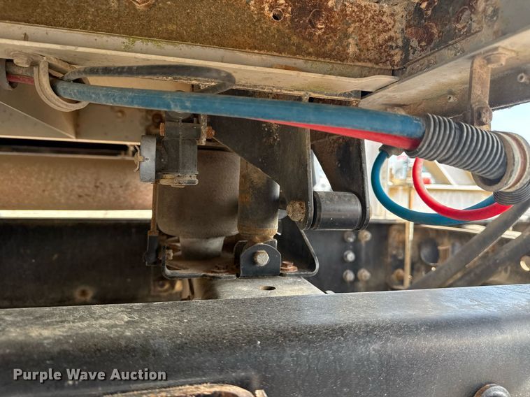 image for item EG5810 2003 International 9400i semi truck