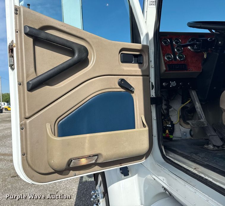 image for item EG5810 2003 International 9400i semi truck