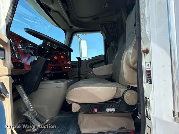 image for item EG5810 2003 International 9400i semi truck