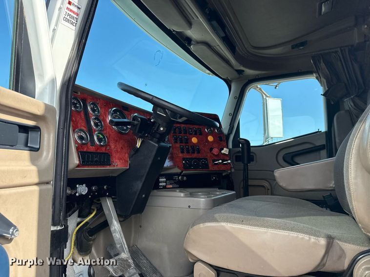 image for item EG5810 2003 International 9400i semi truck