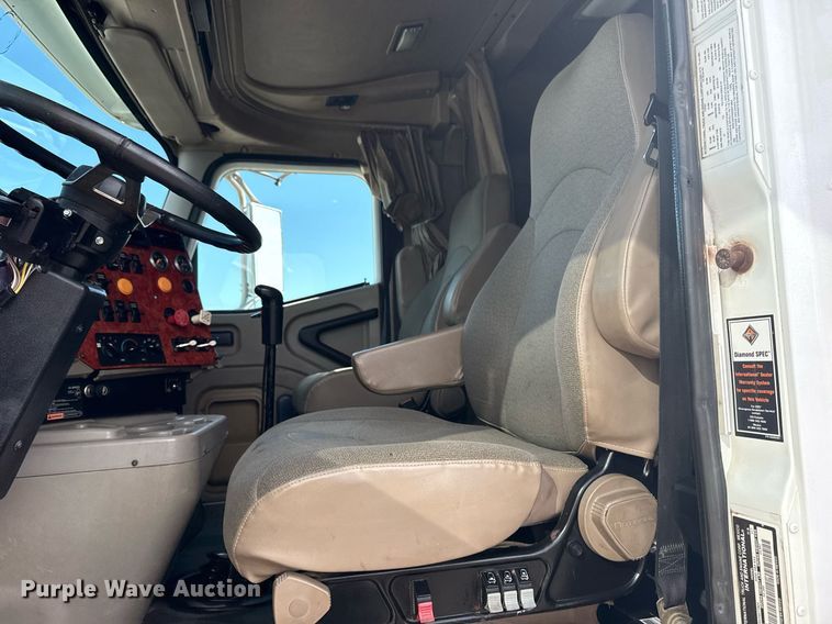 image for item EG5810 2003 International 9400i semi truck