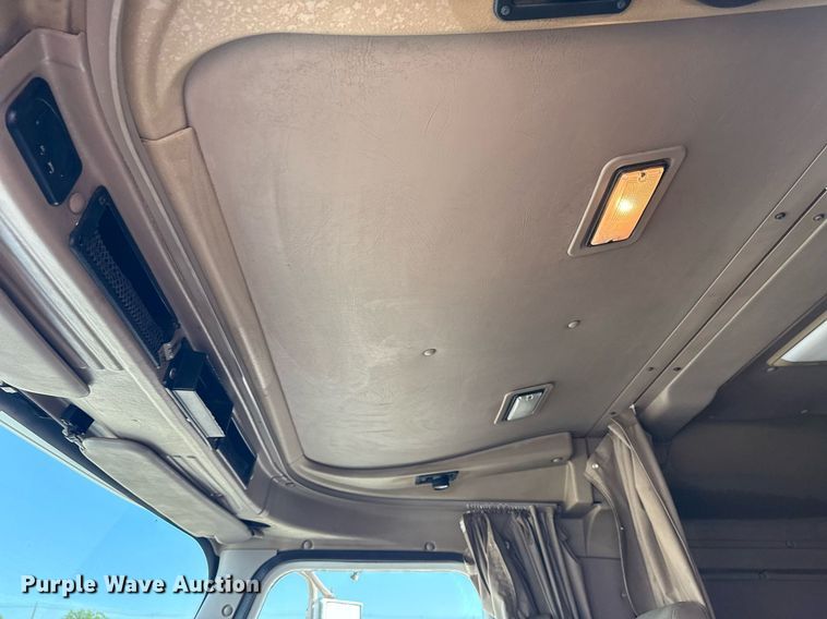 image for item EG5810 2003 International 9400i semi truck