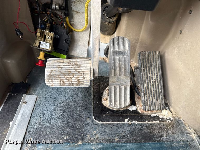 image for item EG5810 2003 International 9400i semi truck