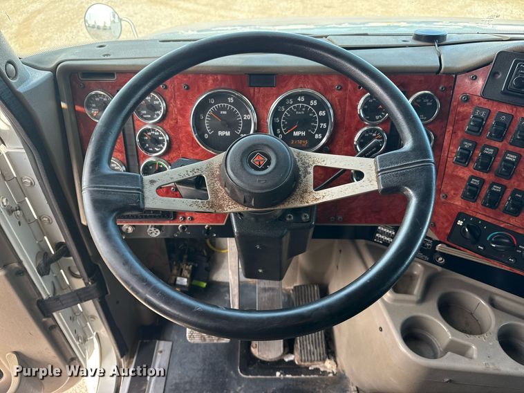 image for item EG5810 2003 International 9400i semi truck