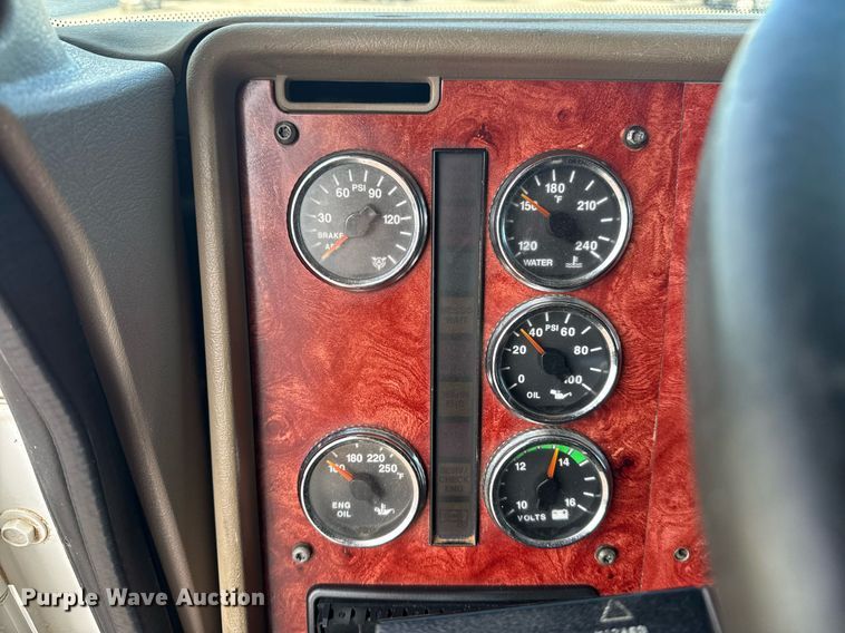 image for item EG5810 2003 International 9400i semi truck