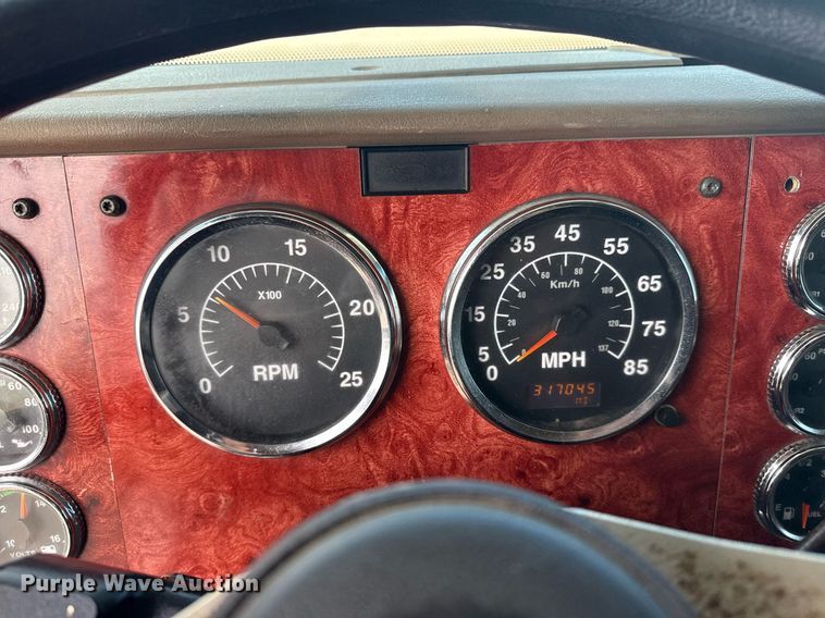 image for item EG5810 2003 International 9400i semi truck