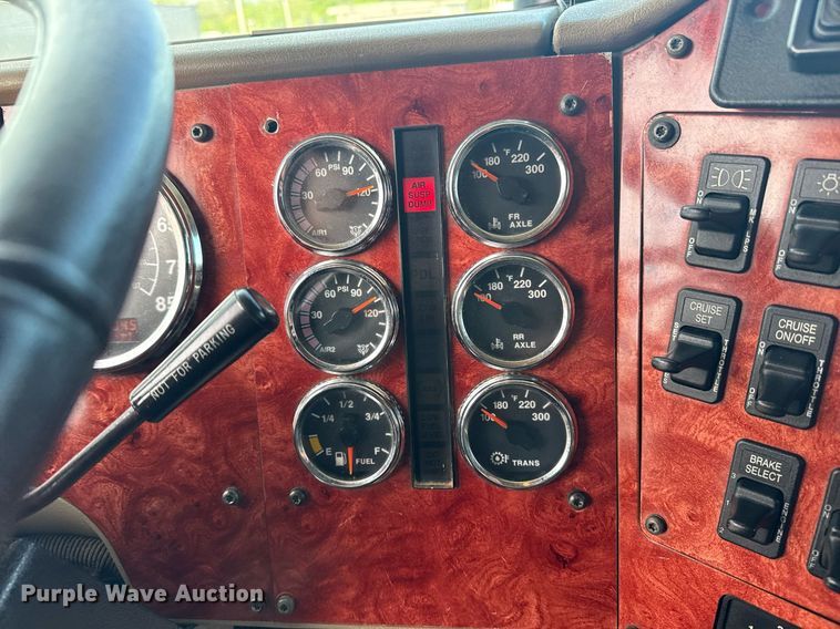 image for item EG5810 2003 International 9400i semi truck