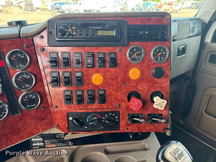 image for item EG5810 2003 International 9400i semi truck