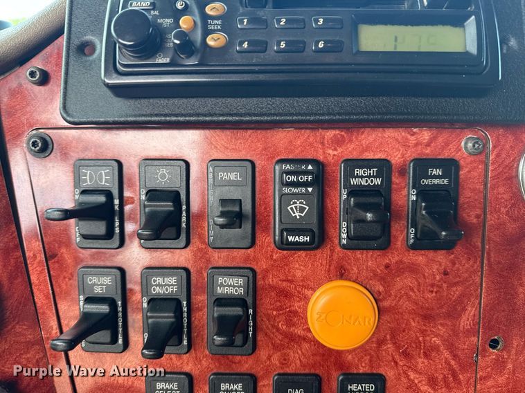 image for item EG5810 2003 International 9400i semi truck