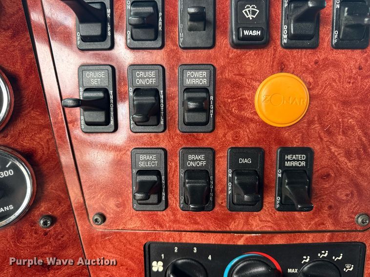 image for item EG5810 2003 International 9400i semi truck