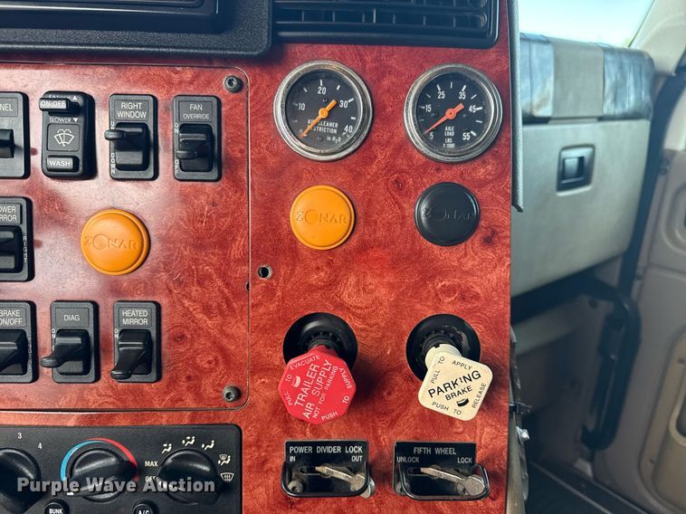 image for item EG5810 2003 International 9400i semi truck