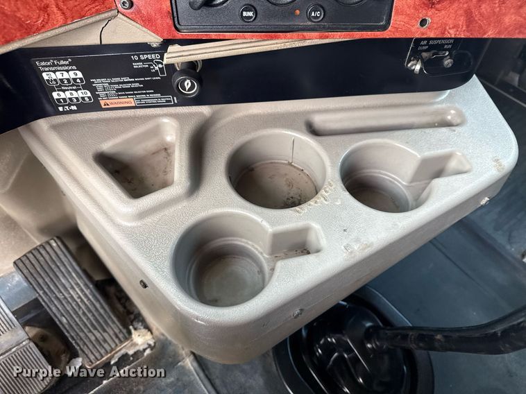 image for item EG5810 2003 International 9400i semi truck