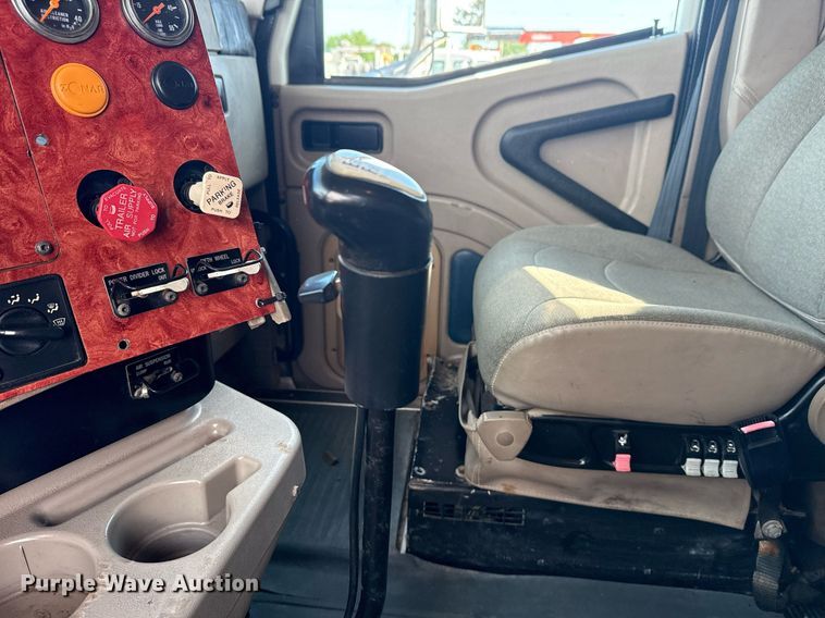 image for item EG5810 2003 International 9400i semi truck