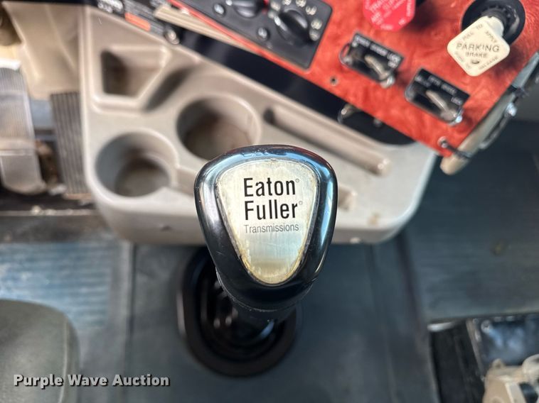 image for item EG5810 2003 International 9400i semi truck