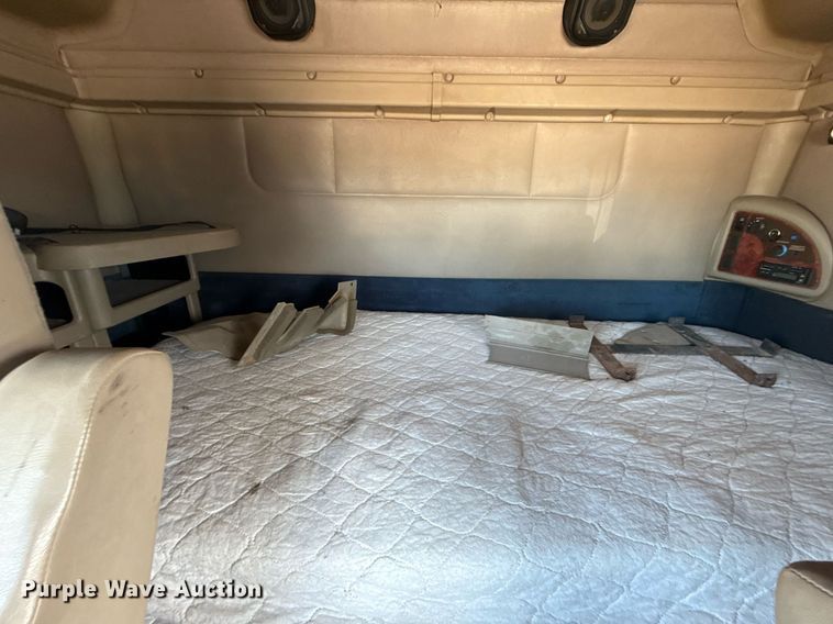 image for item EG5810 2003 International 9400i semi truck