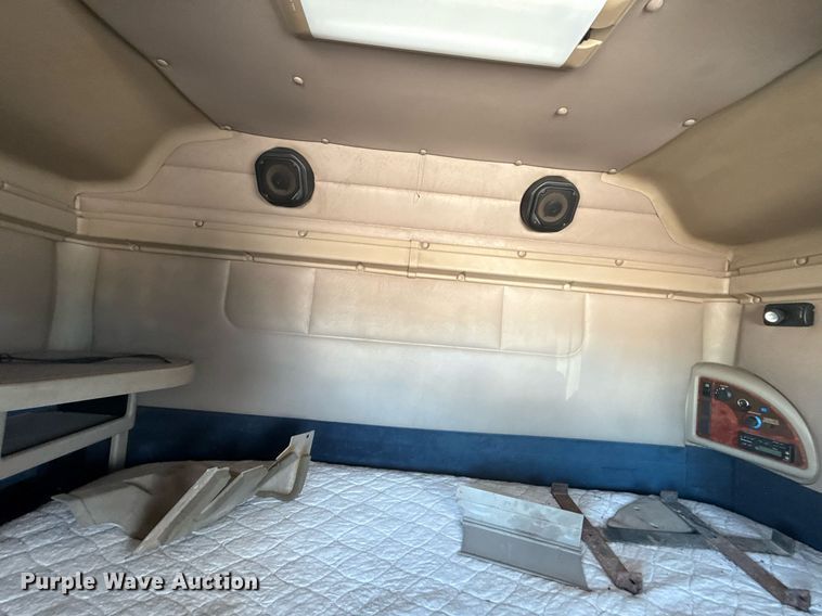 image for item EG5810 2003 International 9400i semi truck