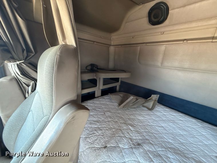 image for item EG5810 2003 International 9400i semi truck