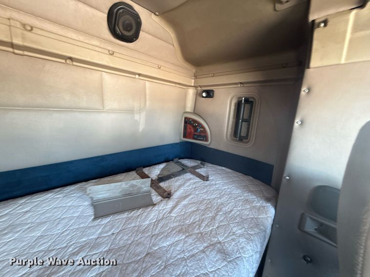 image for item EG5810 2003 International 9400i semi truck