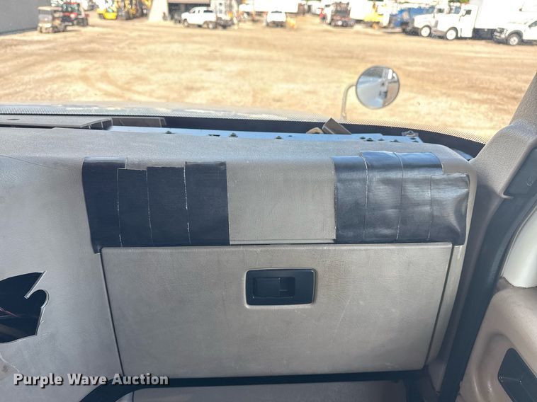 image for item EG5810 2003 International 9400i semi truck