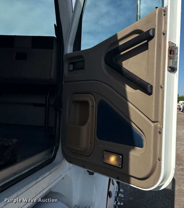 image for item EG5810 2003 International 9400i semi truck