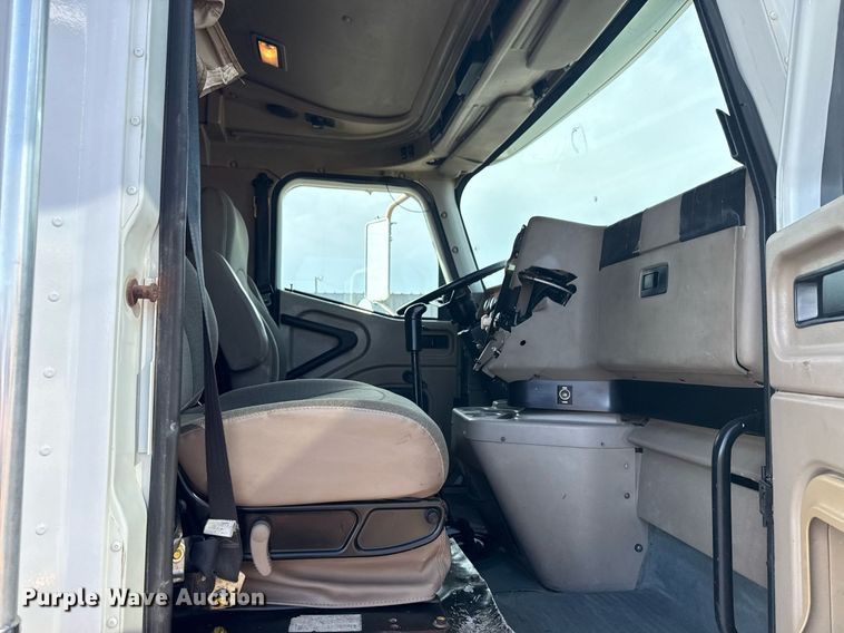 image for item EG5810 2003 International 9400i semi truck