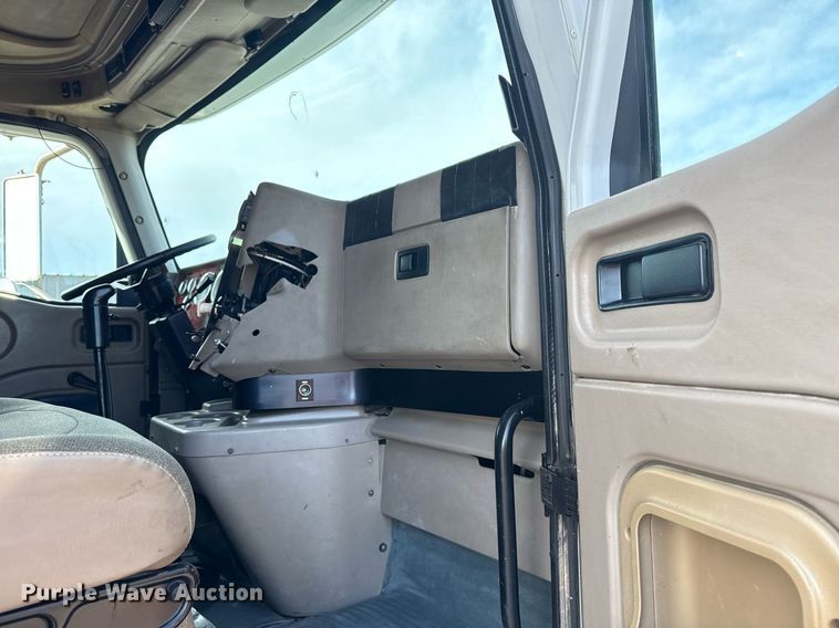 image for item EG5810 2003 International 9400i semi truck