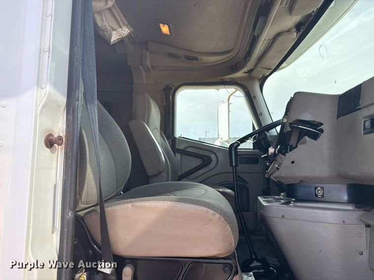 image for item EG5810 2003 International 9400i semi truck