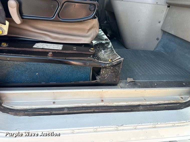 image for item EG5810 2003 International 9400i semi truck