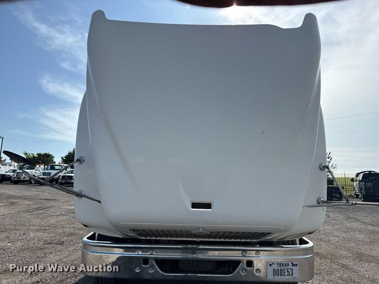 image for item EG5810 2003 International 9400i semi truck