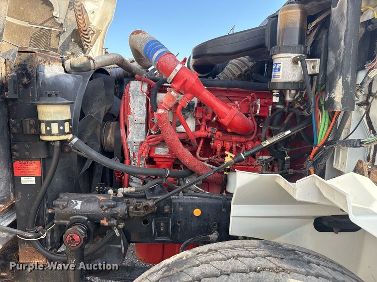 image for item EG5810 2003 International 9400i semi truck