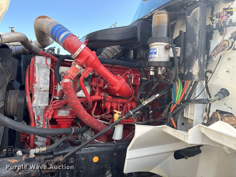 image for item EG5810 2003 International 9400i semi truck