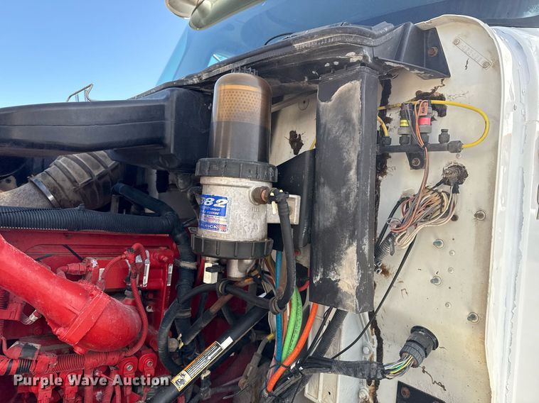 image for item EG5810 2003 International 9400i semi truck